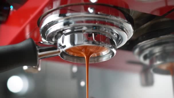 Espresso Extraído Través Portafilter Sin Fondo Cafetera Roja Cámara Lenta — Vídeo de stock