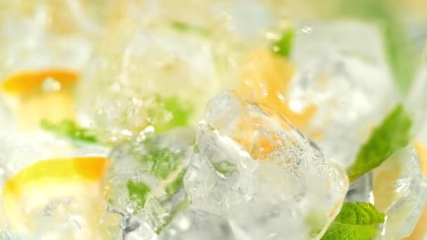 Pouring Water Ice Cubes Lemon Slices Mint Making Lemonade 1000Fps — Stock Video