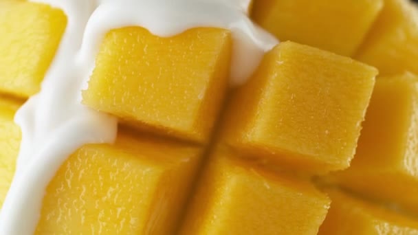 Despejando Iogurte Sobre Sliced Diced Hedgehog Mango Fruit Câmera Lenta — Vídeo de Stock