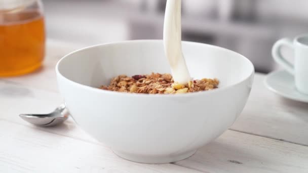 Versare Latte Nella Ciotola Bianca Piena Cereali Croccanti Muesli Rallentatore — Video Stock