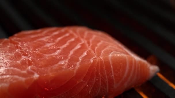Raw Salmon Filet Grill Grate Flaming Slow Motion Makro Dolly — Wideo stockowe