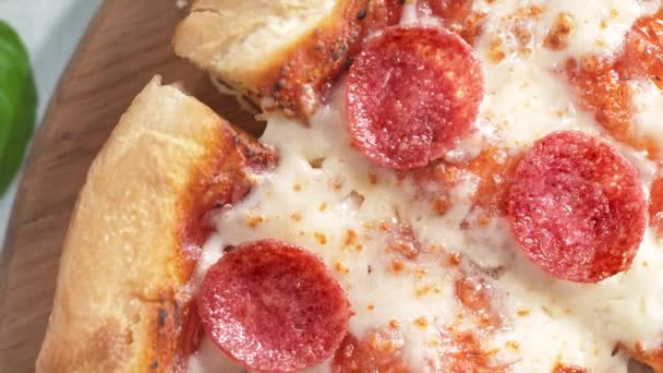 Σκίζοντας Μια Φέτα Πίτσα Μαργαρίτα Table Top View Stretchy Mozzarella — Αρχείο Βίντεο