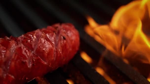 慢动作烤架上烤烤香肠的烘烤 烤肉大葱片 — 图库视频影像