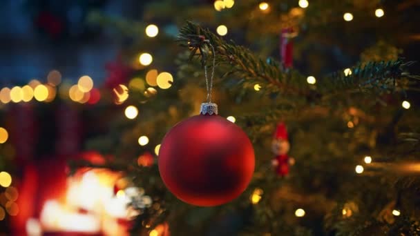 Árbol Navidad Decorado Con Bolas Vidrio Rojo Luces Led Con — Vídeo de stock