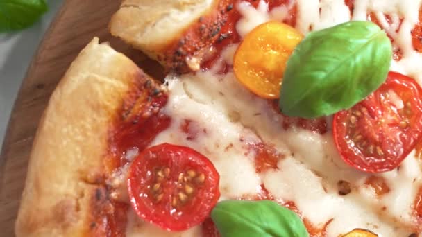 Rompiendo Una Rebanada Pizza Margarita Vista Mesa Queso Mozzarella Elástico — Vídeos de Stock