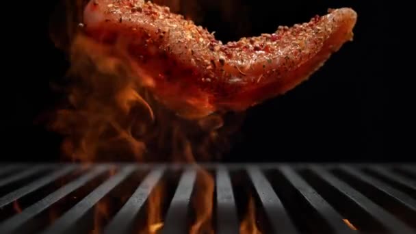 Marynowany Przyprawiony Piersi Kurczaka Spada Kratkę Flaming Slow Motion Grill — Wideo stockowe