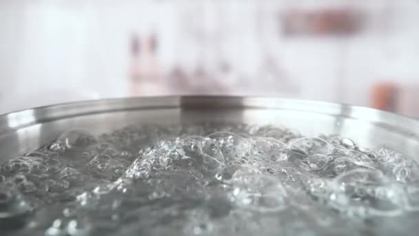 Kentang Unpeeled Jatuh Dalam Pot Dengan Air Mendidih Macro 1000Fps — Stok Video