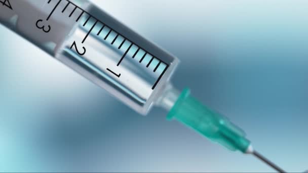 Orvosi Fecskendő Tűvel Makróban Homályos Kék Háttérrel Injekció Vagy Vakcina — Stock videók