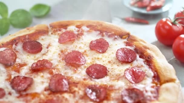 Rasgando Uma Fatia Pizza Pepperoni Vista Superior Mesa Queijo Mozzarella — Vídeo de Stock