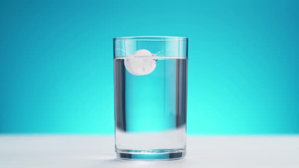 Effervescent Tablet Vallen Glas Van Zuiver Water Staande Tafel Top — Stockvideo