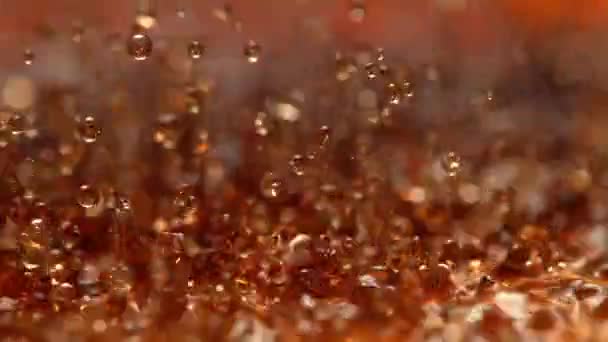 Fizzy Soda Spritzen Zeitlupe Abstrakte Hüpfende Braune Kohlensäurehaltige Flüssigkeit Macht — Stockvideo