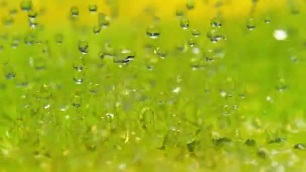 Yellow Green Soda Splashing Slow Motion Abstract Gloeien Energetisch Stuiteren — Stockvideo