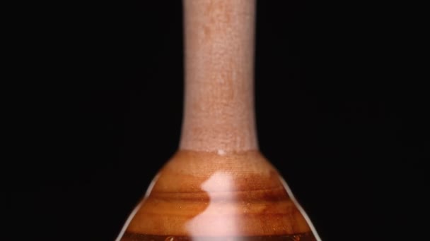 Honey Stick Met Druipende Honing Slow Motion Zwarte Achtergrond — Stockvideo