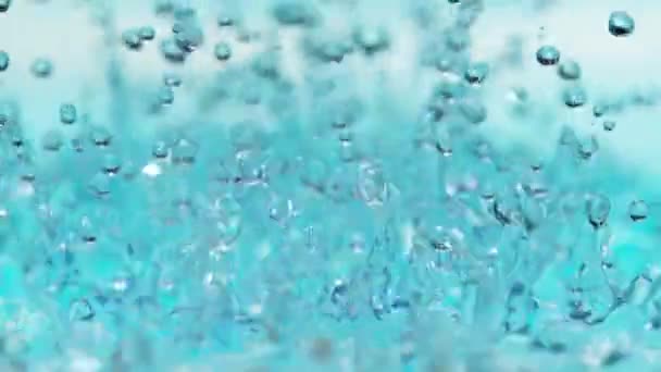 慢速运动中的蓝水飞溅 抽象的蓝色透明能量喷溅液体使滴滴和飞溅 — 图库视频影像
