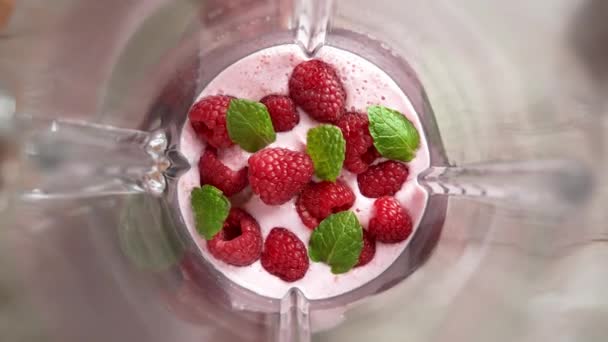 Malina Różowy Jogurt Shake Zmieszany Szybki Mikser Zwolnionym Tempie Widok — Wideo stockowe