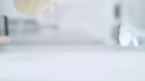 Преклоненные Тесто Мяч Падая Кучу Муки Поднимая Белый Порошок Медленном — стоковое видео
