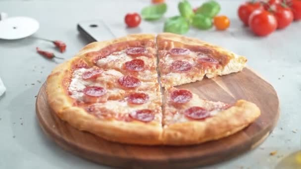 Plastry Pizzy Pepperoni Znikające Drewnianej Tacy Serwowania Table Top View — Wideo stockowe
