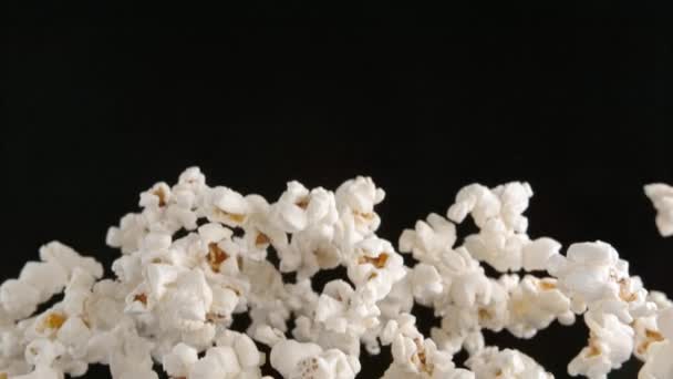 Popcorn Fliegt Auf Schwarzem Hintergrund Aufnahme 1000Fps Mit High Speed — Stockvideo