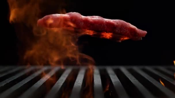 Rauwe Ribben Vallen Het Rooster Vlammen Slow Motion Barbecue Zwarte — Stockvideo