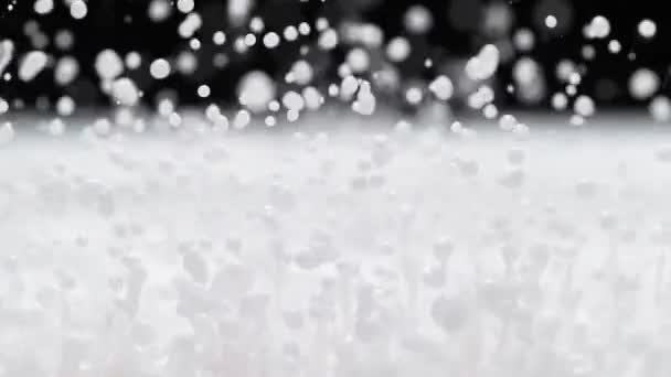 スローモーションとマクロでのミルクスプラッシング アブストラクトホワイトエネルギー的に弾む流体が液滴とスプラッシュを作る — ストック動画
