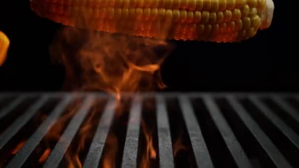 Maiskolben Fällt Zeitlupe Auf Den Grillrost Grill Auf Schwarzem Hintergrund — Stockvideo