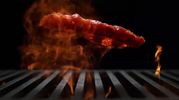 在慢动作的烤板条板上的Marinated Ribs Falling Grill Grate Flaming Slow Motion Bbarbecon Black — 图库视频影像