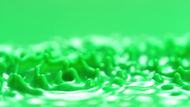 Grüner Farbspritzer Zeitlupe Abstrakte Energetisch Ständig Hüpfende Flüssigkeit Macht Tröpfchen — Stockvideo