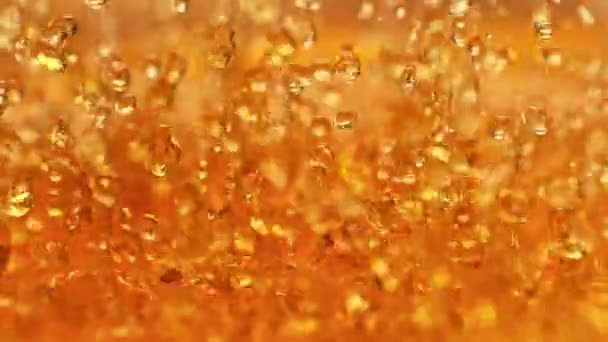 琥珀威士忌在慢动作中的飞溅 抽象的黄金能量喷射液体使滴滴和飞溅 — 图库视频影像