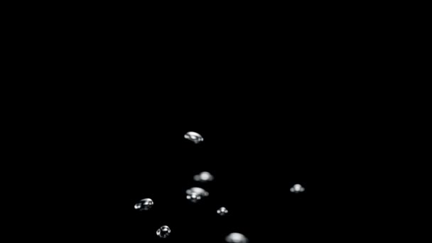 黒い水深の底から上昇する小さな気泡 サイドビュー スローモーション マクロ — ストック動画