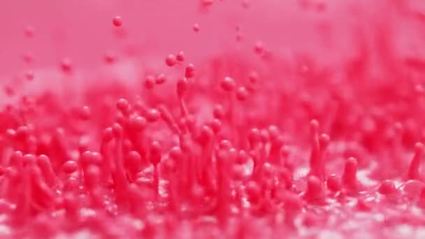 Šplouchání Růžovou Barvou Pomalém Pohybu Abstraktní Energeticky Poskakující Zabarvené Kapky — Stock video