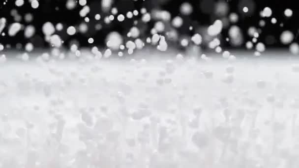 慢动作中的牛奶飞溅 抽象的白能量飞溅液体在黑色背景上产生滴滴和飞溅 — 图库视频影像