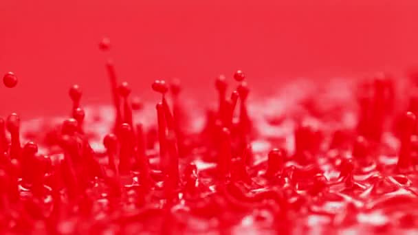慢动作中的红色油漆飞溅 高效连续喷涂染色液产生飞溅和飞溅 — 图库视频影像
