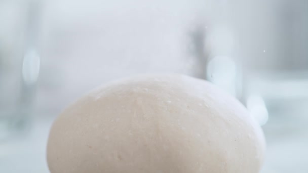 Sprinkling Mąka Ciasto Ball Top Slow Motion Brightly Lit Kitchen — Wideo stockowe