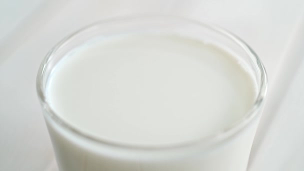 Bicchiere Latte Tavolo Cucina Luminoso Goccia Bianca Gocciolante Dall Alto — Video Stock