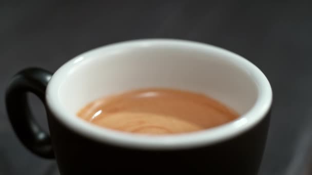 Kropelka Kawy Wpada Kubka Espresso Piankową Kremową Koronką Rozpryskami — Wideo stockowe