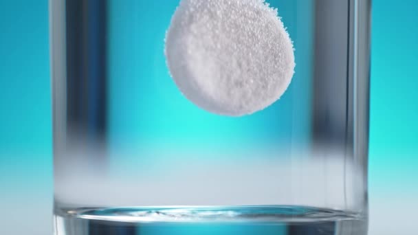 Effervescent Tablet Sinks Bottom Glass Fizzing Bubbling Macro Slow Motion — 비디오