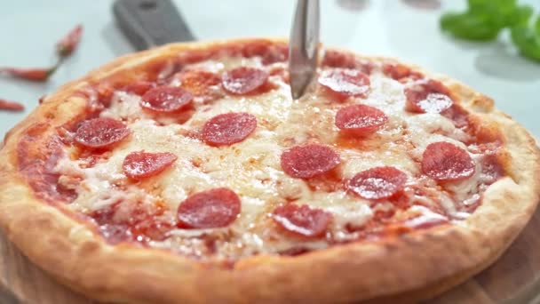 Свежая Пицца Пепперони Разрезать Ломтики Помощью Резака Пиццы Медленном Движении — стоковое видео