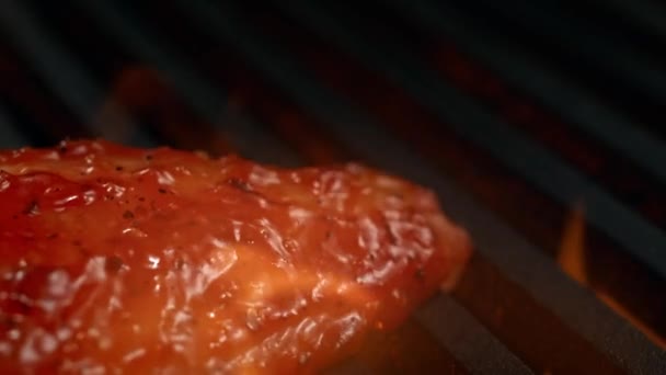 慢动作烤肉板条板燃烧的腌制鸡胸肉 烤肉与火的宏观调控 — 图库视频影像