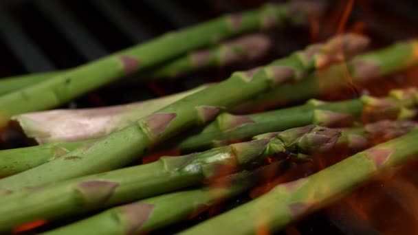スローモーションで粗塩で味付けアスパラガス バーベキュー野菜や火のマクロドリーショット — ストック動画