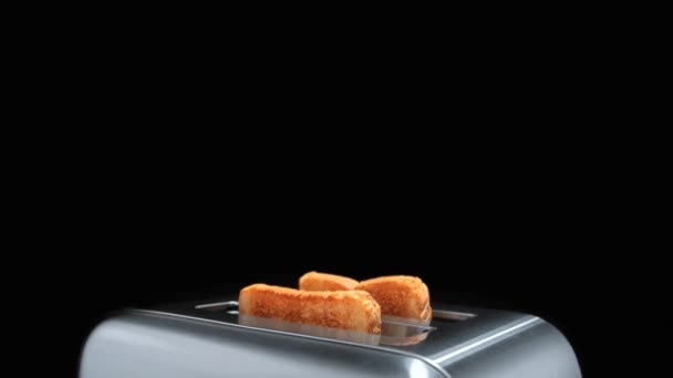Два Поджаренных Ломтика Бутерброда Выскочивших Хромированного Тостера Черном Фоне Медленном — стоковое видео