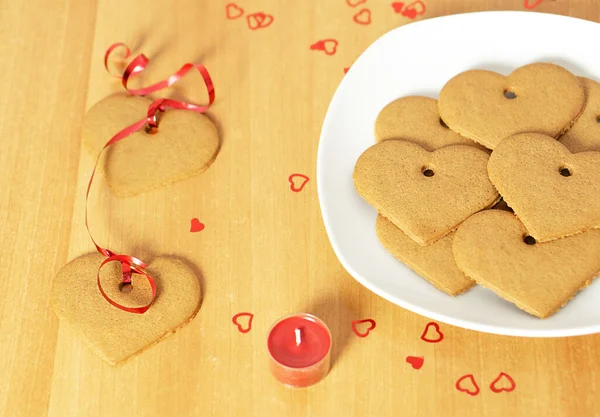 Słodka Dekoracja Girlandy Serca Imbirowe Ciasteczka Czerwonej Wstążce Walentynki Wysokiej — Zdjęcie stockowe