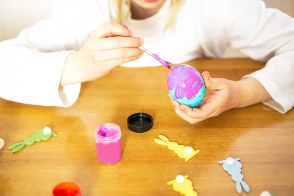 Dzieci Malują Kolorowe Jajka Wielkanoc Drewnianym Stole Domu Szczęśliwej Wielkanocy — Zdjęcie stockowe