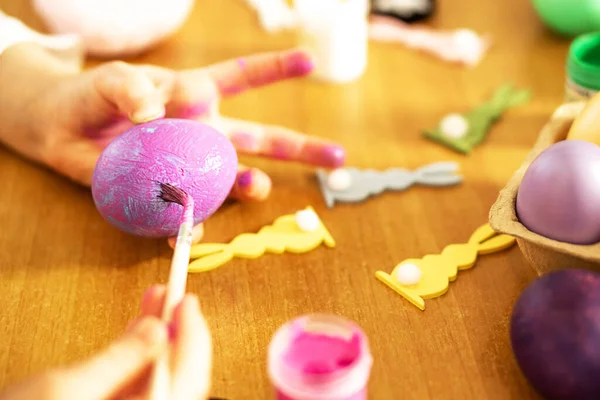 Dzieci Malują Kolorowe Pisanki Drewnianym Stole Domu Szczęśliwej Wielkanocy Przygotowania — Zdjęcie stockowe