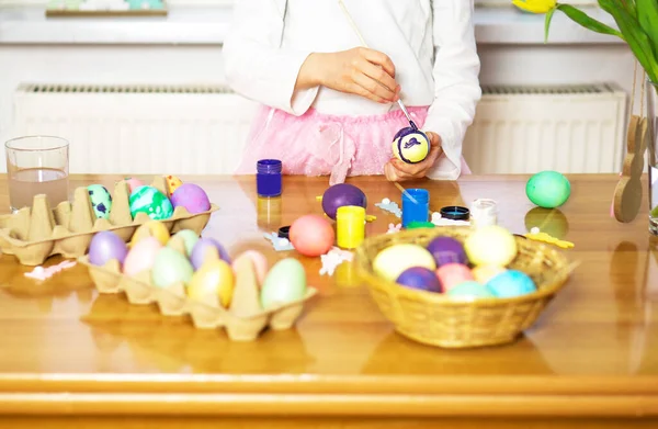 Mała Dziewczynka Malująca Kolorowe Jajka Wielkanoc Jasnym Drewnianym Stole Domu — Zdjęcie stockowe