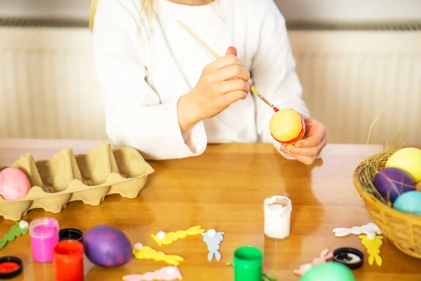 Małe Dziecko Malujące Kolorowe Jajka Wielkanoc Drewnianym Stole Domu Szczęśliwej — Zdjęcie stockowe