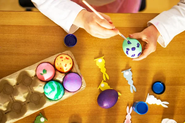 Childs Ręce Malowanie Kolorowych Jaj Wielkanoc Drewnianym Stole Domu Szczęśliwej — Zdjęcie stockowe