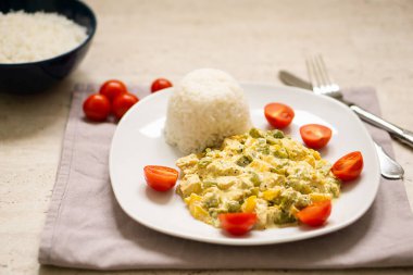 Sıcak pirinç, et ve sebze yemeği, ev yapımı ve beyaz masada servis edilmiş. Yüksek kalite fotoğraf