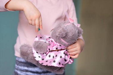 Küçük kız oyuncak ayıyı aşılıyor. Yüksek kalite fotoğraf