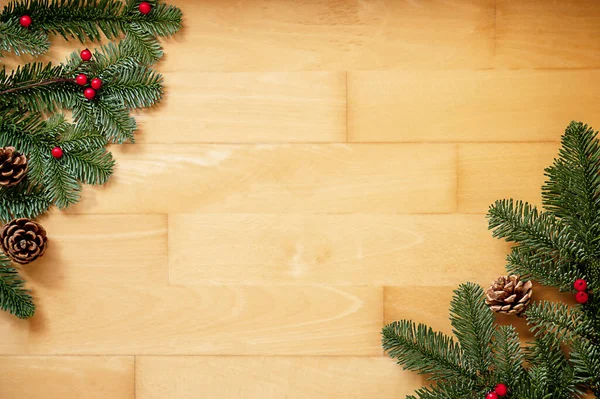 Sancılardan oluşan bir çerçeve Noel ağacı, kırmızı böğürtlen ve metin için yeri olan kahverengi koniler. Noel süsü. Yüksek kalite fotoğraf