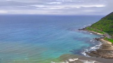 Avustralya Büyük Okyanus Yolu 'nun gözcü manzarası. Güzel okyanus ve dağlar.